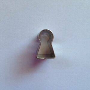Mini kulcslyuk linzer közép kiszúró, linzer kiszúró 1,8 x 1,1 cm