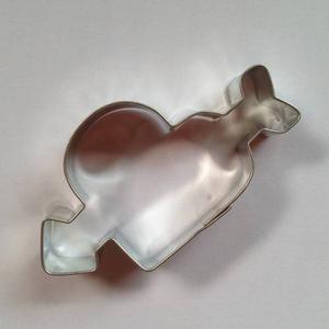 Nyíllal átlőtt szív kiszúró, mézeskalács figura 7,8 x 5,6 cm