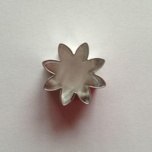 Százszorszép margaréta virág sütikiszúró forma 2,6 cm